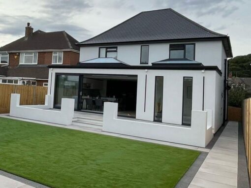 10d9b3f1-8ead-45f8-8bd6-d62b211e893a-optimized Modern double-storey home renovation with crisp white render and full-width sliding doors.
