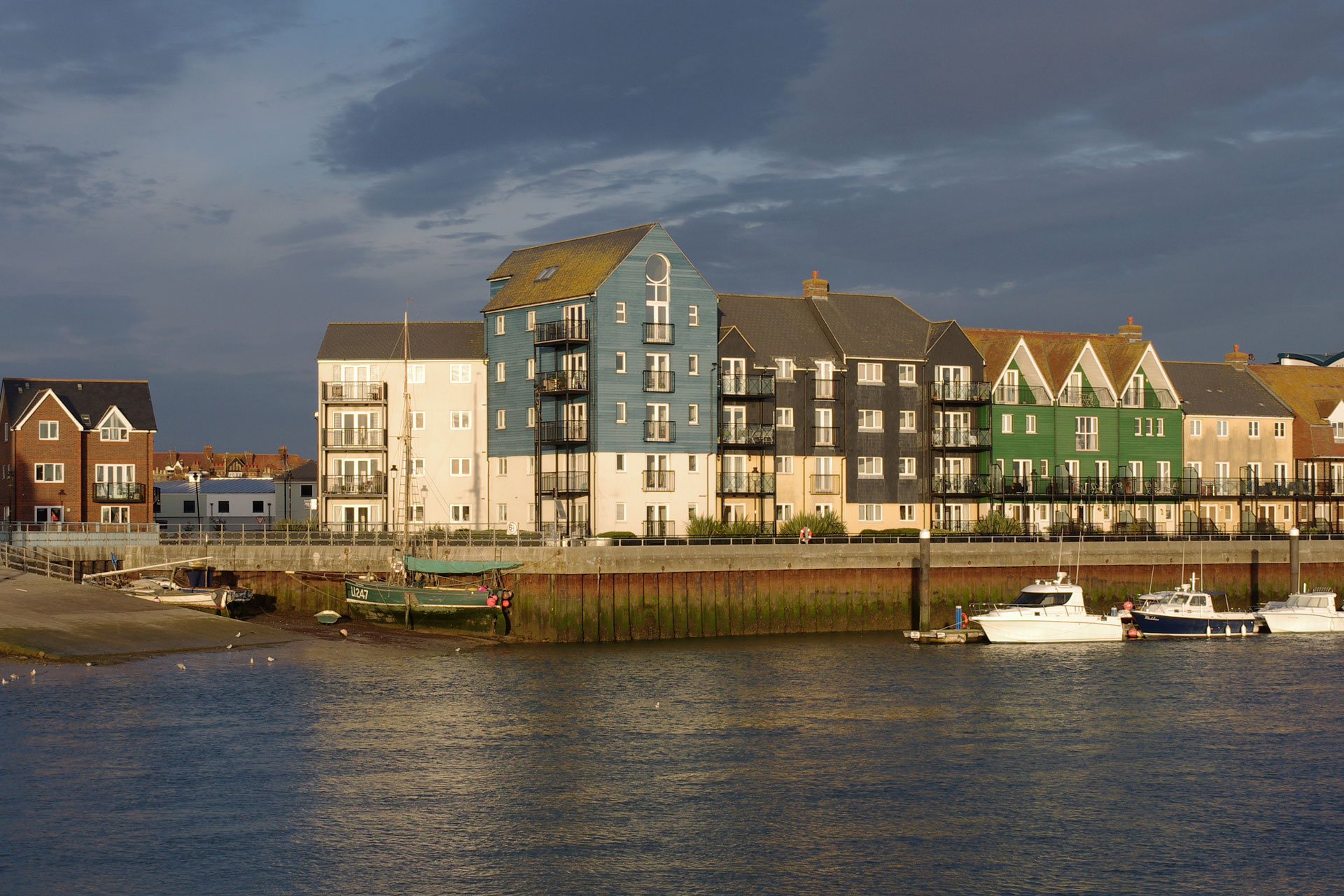 littlehampton Colourful waterfront buildings and moored boats along the River Arun in Littlehampton, West Sussex – capturing the town’s coastal charm and riverside living.